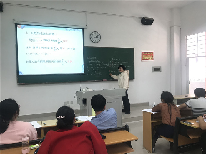 0422投稿-基础教研部-基础教研部组织第四届省青年教师教学竞赛部内选拔赛(侯剑萍竞赛中)2.jpg